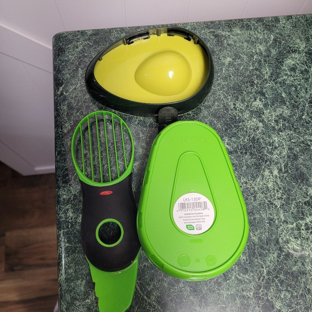 Oxo 3 in 1 Avocado Slicer, Avo Saver, Avocado Container NWOT